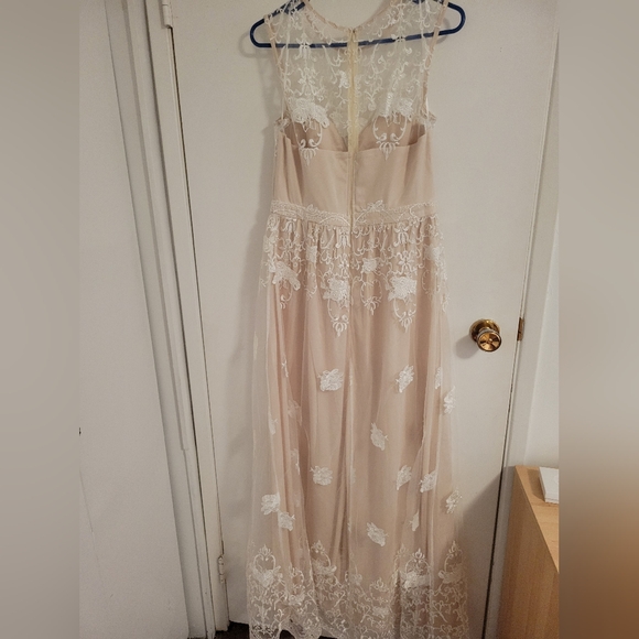 Ivory Lace Gown - Picture 3 of 4